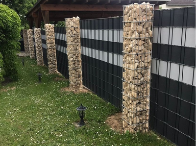 Zaun mit Gabionensäulen